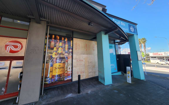 The Royal Oak Liquor Centre in Auckland was damaged by ram-raiders late last night.