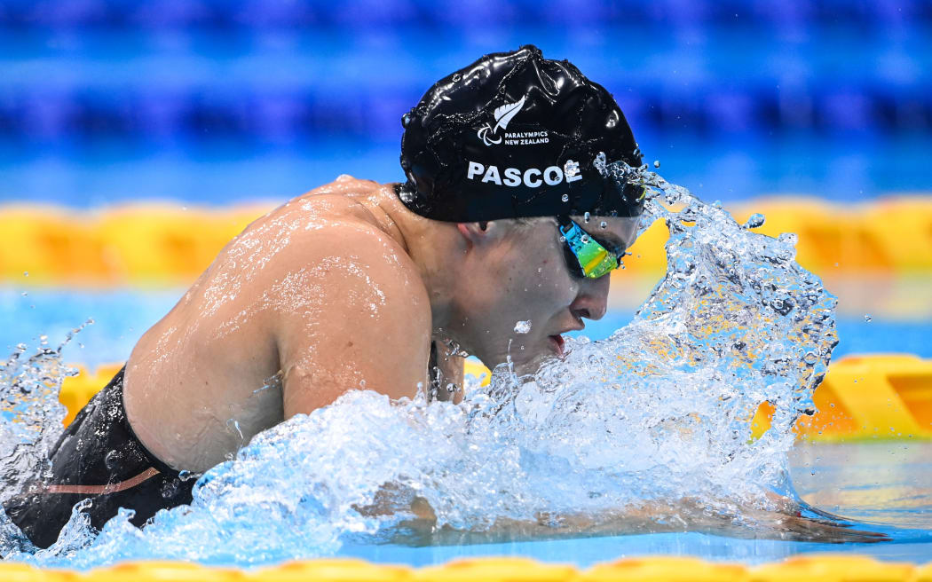 Sophie Pascoe swimming in the women's 100m breaststroke at Tokyo Paralympics 2020.