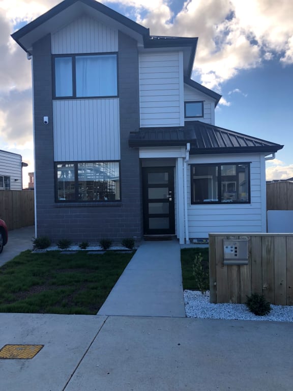 Jonathan and Shelley had to organise the front fencing, the letterbox and the landscaping themselves to meet council consent requirements.