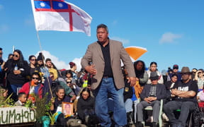 Mana whenua speaker Eru Rakena addressing Maori ministers on Day 5 of the Ihumatao protests.