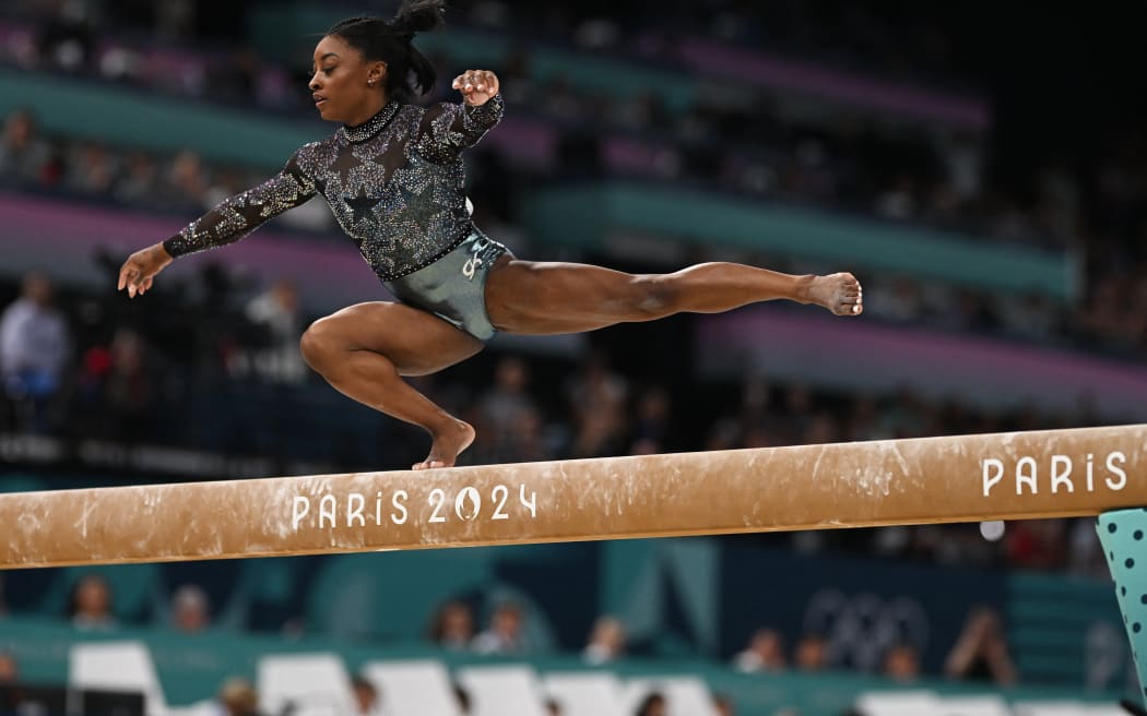 Simone Biles de Estados Unidos actúa durante la barra de equilibrio femenina de gimnasia artística en el Percy Arena de París, Francia, el 28 de julio de 2024. (The Yomiuri Shimbun) (Foto de Kaname Muto / Yomiuri / The Yomiuri Shimbun vía AFP)