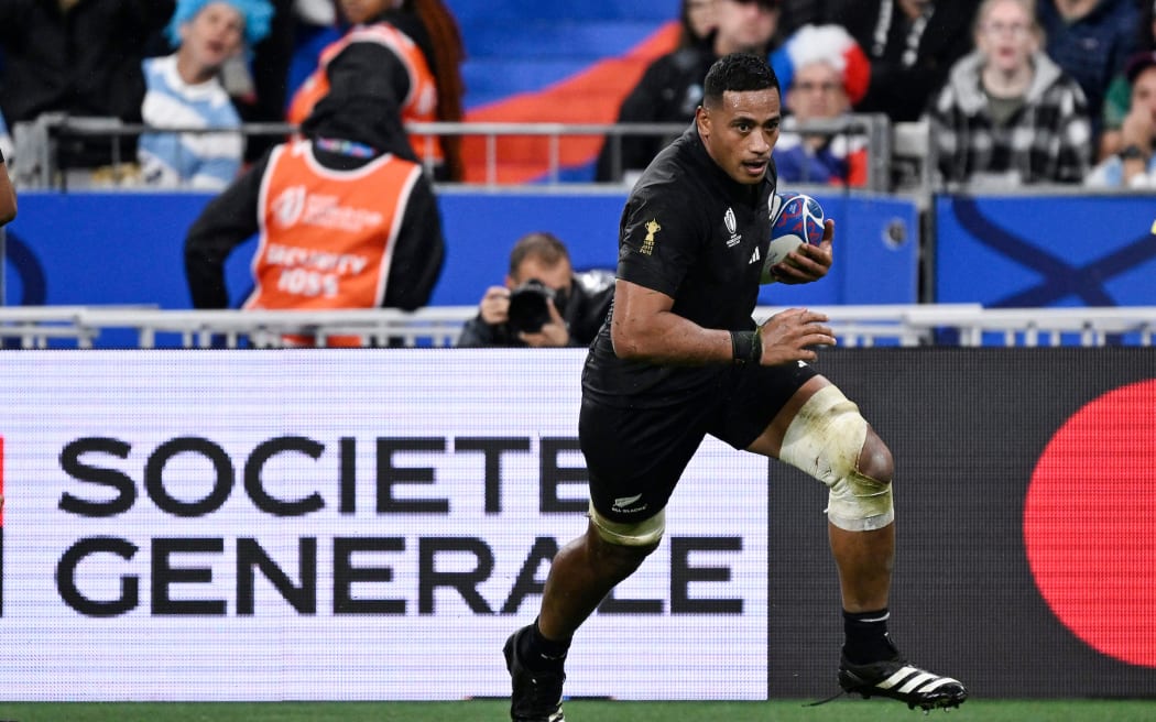 All Black Shannon Frizell heads for the try line in the semi-final against Argentina at the 2023 Rugby World Cup.