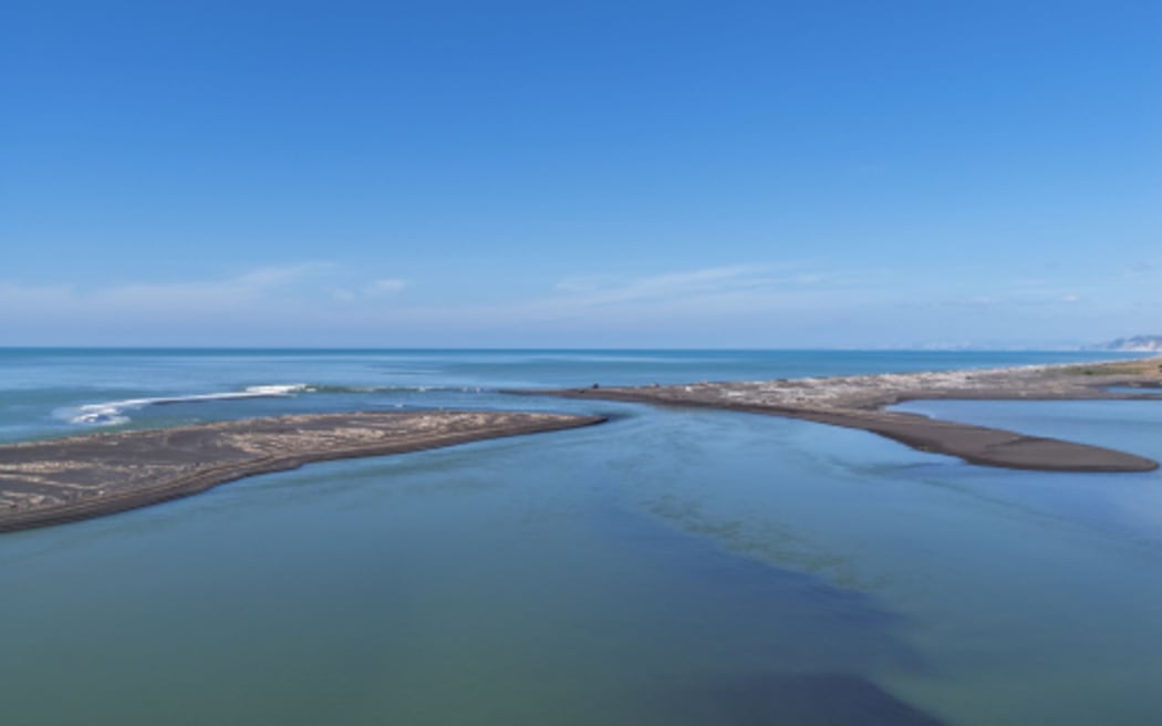The lowered river mouth crest at the end of Kopu Road