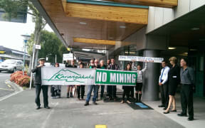 The rally meets members from Waikato Regional Council.