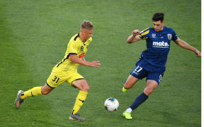 Phoenix's Ben Waine dribbles the ball with Mariners Daniel Desilva. A-League 2020.