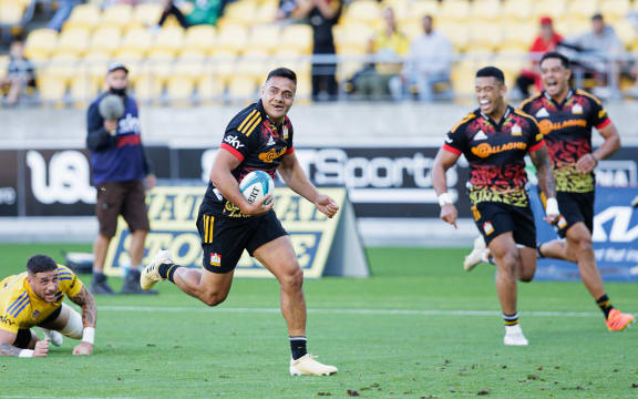 Chief's Chase Tiatia in for a try against the Hurricanes, 2022.