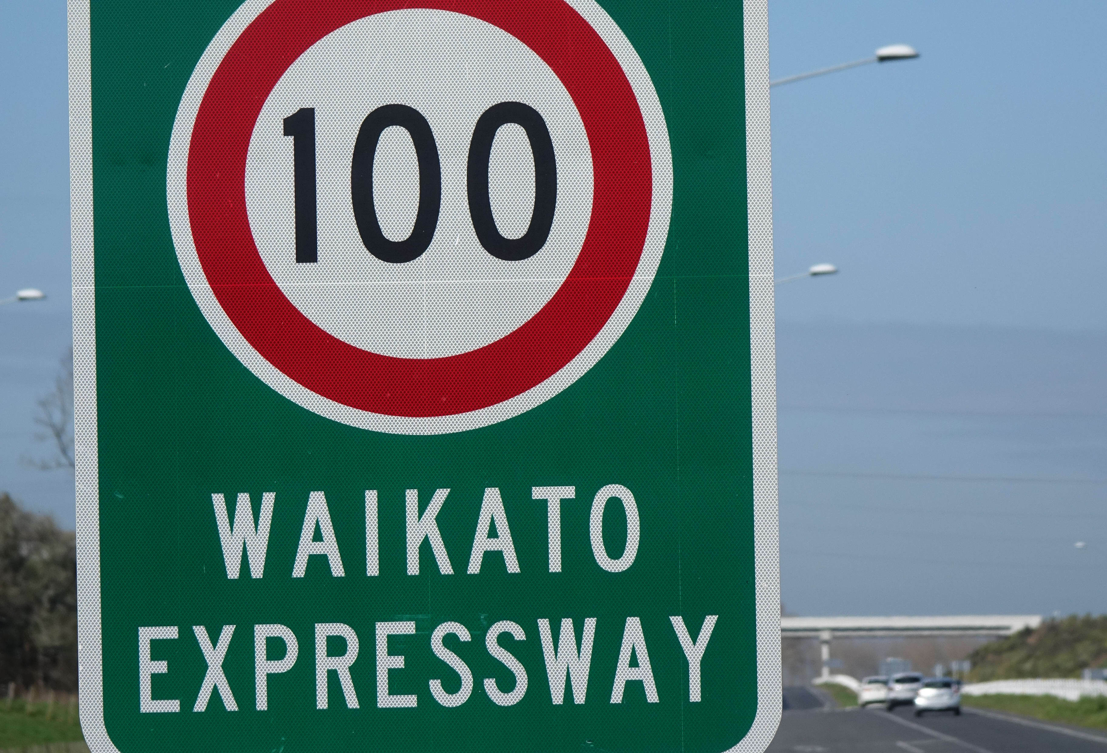 A road sign on the Waikato Expressway, showing the speed limit.