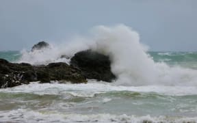 Large swells at Whale Bay, Northland.