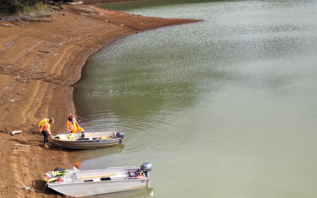 Shortjaw kōkopu were first loaded onto boats to be transported to the top of the dam, then taken in bags by conservation staff who trekked the ranges to release the fish into the streams.