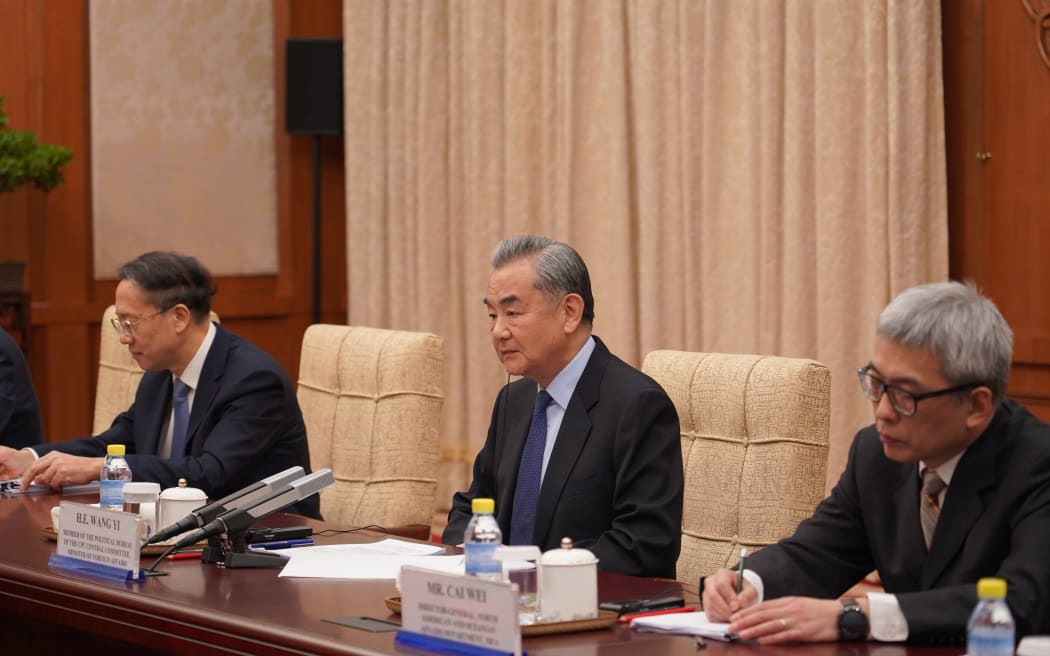Winston Peters, Wang Yi in Beijing