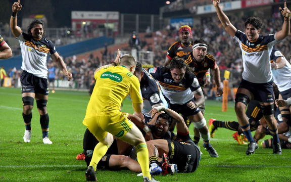 Folau Fainga'a scores for the Brumbies against the Chiefs.