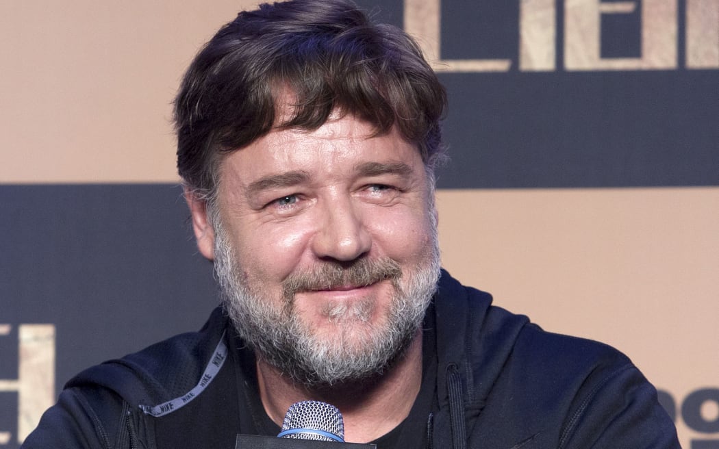 Russell Crowe has asked his Twitter followers if he should buy Leeds Utd.