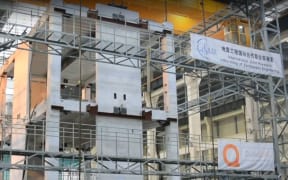 Building on an earthquake simulator