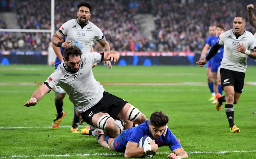 France's fly-half Romain Ntamack scores a try during the Autumn Nations Series rugby union match between France and New Zealand at the Stade de France in Saint-Denis, near Paris, on November 20, 2021. (Photo by Anne-Christine POUJOULAT / AFP)