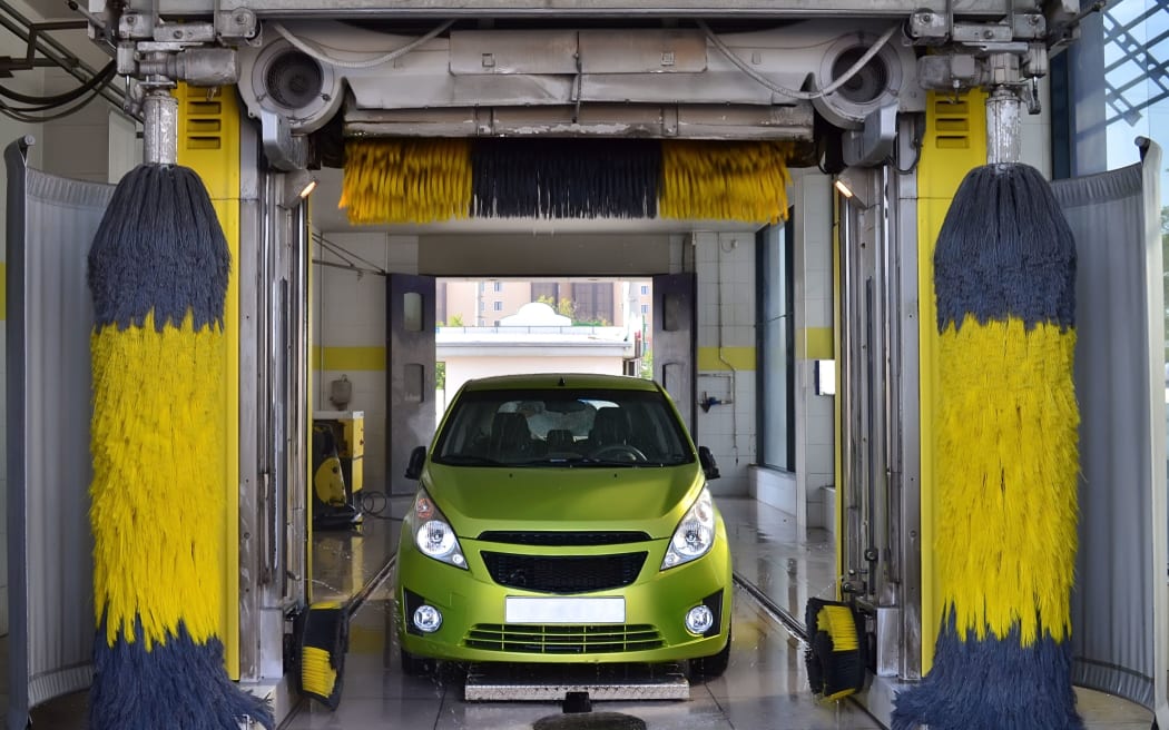Automatic car wash with washable wet green car