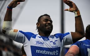 (FILES) Castres' Fiji wing Josaia Raisuqe celebrates after scoring a try during the French Top14 rugby union match between Castres Olympique and Rugby Club Toulonnais (Toulon) at The Pierre-Fabre Stadium in Castres, south-western France, on April 22, 2023. Josaia Raisuqe died on May 8, 2025 in a car accident after being hit by a train, according to the club, confirming information reported by the Rugbyrama website. (Photo by Valentine CHAPUIS / AFP)
