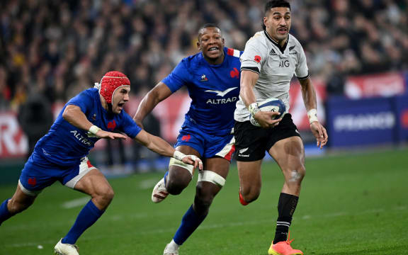 New-Zealand's wing Rieko Ioane runs for a try during the Autumn Nations Series rugby union match between France and New Zealand at the Stade de France in Saint-Denis, near Paris, on November 20, 2021. (Photo by Anne-Christine POUJOULAT / AFP)