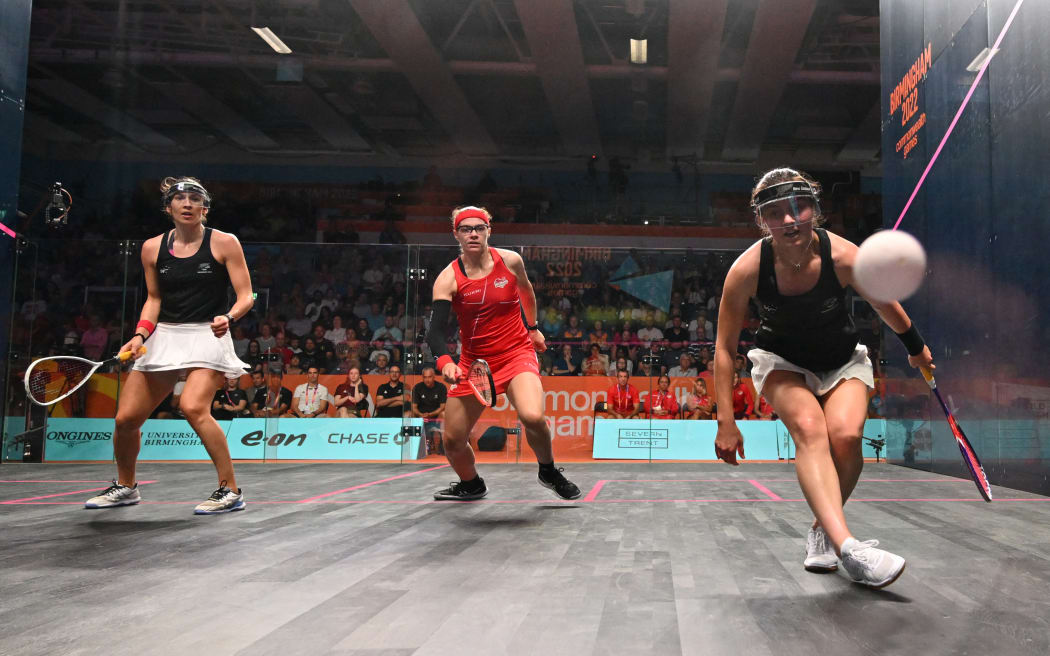 New Zealand's Joelle King and New Zealand's Amanda Landers-Murphy (R) play against England's Sarah-Jane Perry (C) and England's Alison Waters in the women's doubles gold medal squash match on day eleven of the Commonwealth Games at the University of Birmingham Hockey and Squash Centre in Birmingham, central England, on August 8, 2022.
