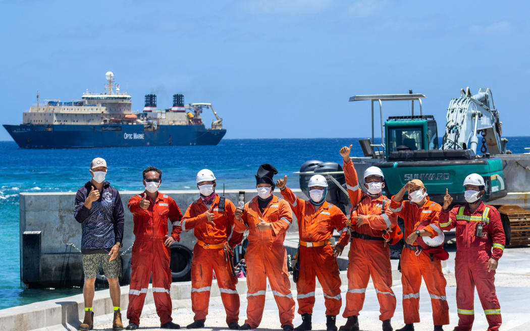 The workers who pulled the cable in