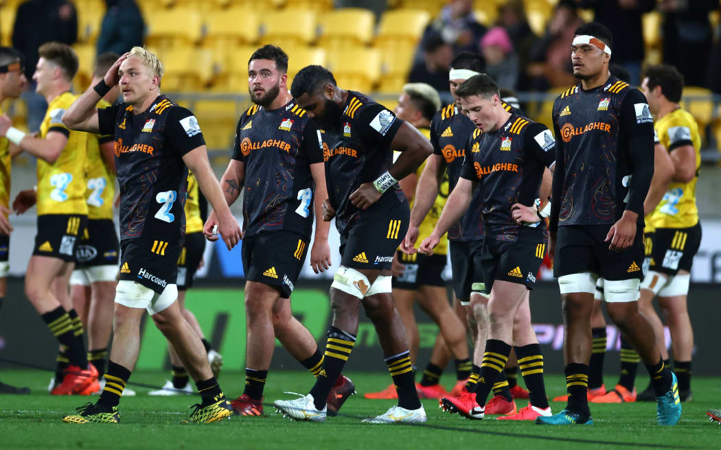 The Chiefs stand dejected after their loss during the Hurricanes vs Chiefs Super Rugby Aotearoa match at Sky Stadium on Saturday the 8th of August 2020. Photo by Marty Melville / Photosport.co.nz