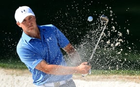 Spieth chips from the bunker on the 10th, Masters day 3, 2015