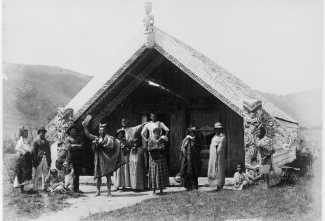 An unidentified Maori group in front of the Hinemihi meeting house in the 1880s.