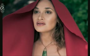 Moana Maniapoto and Jacinda Ardern present the APRA Maioha Award to Alien Weaponry