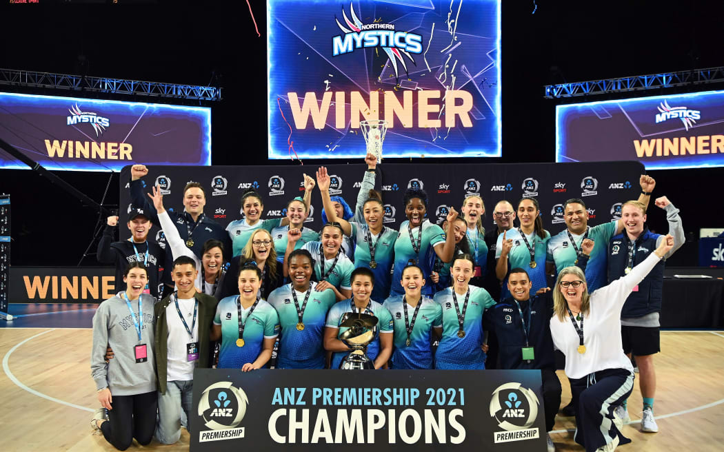 The Mystics celebrate victory.
ANZ Premiership netball final, Northern Mystics v Tactix. Spark Arena, Auckland. Sunday 8 August 2021.