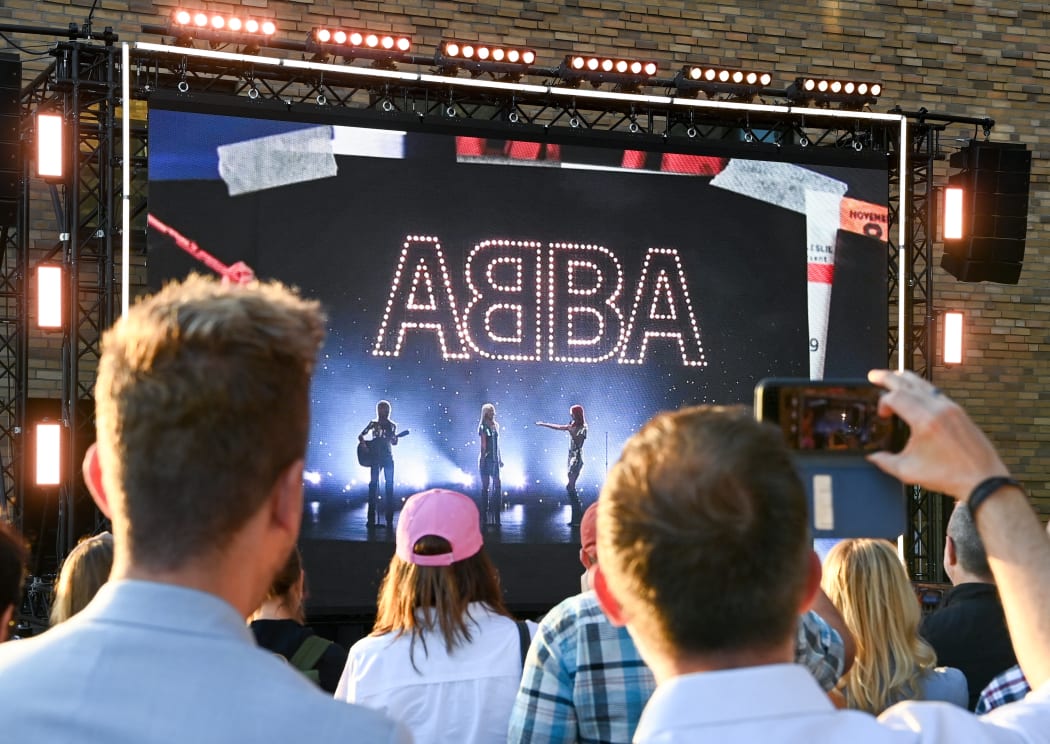 At the Abba event "Abba Voyage" at the hotel "nhow Berlin" a new album and a hologram show of the band Abba is announced in front of fans. Press conferences on the new plans of the band Abba take place.