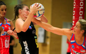 Magic shooter Ellen Halpenny and Swift defender Julie Corletto in netball clash 2015.