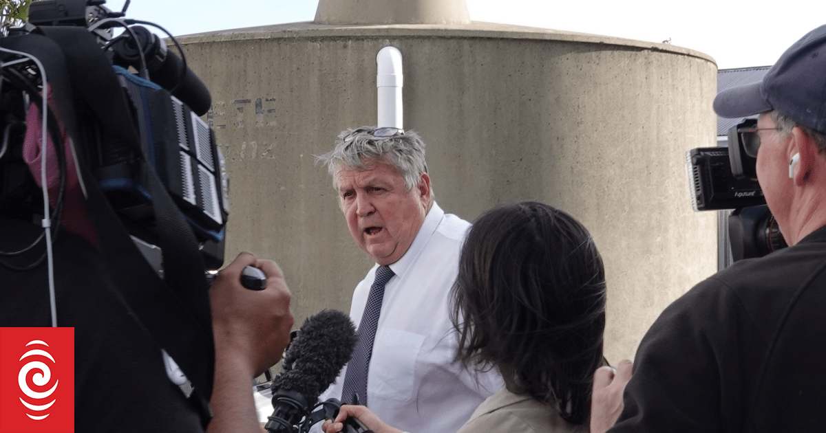 Mayor's emergency meeting questioned by council lawyer, local electoral officer