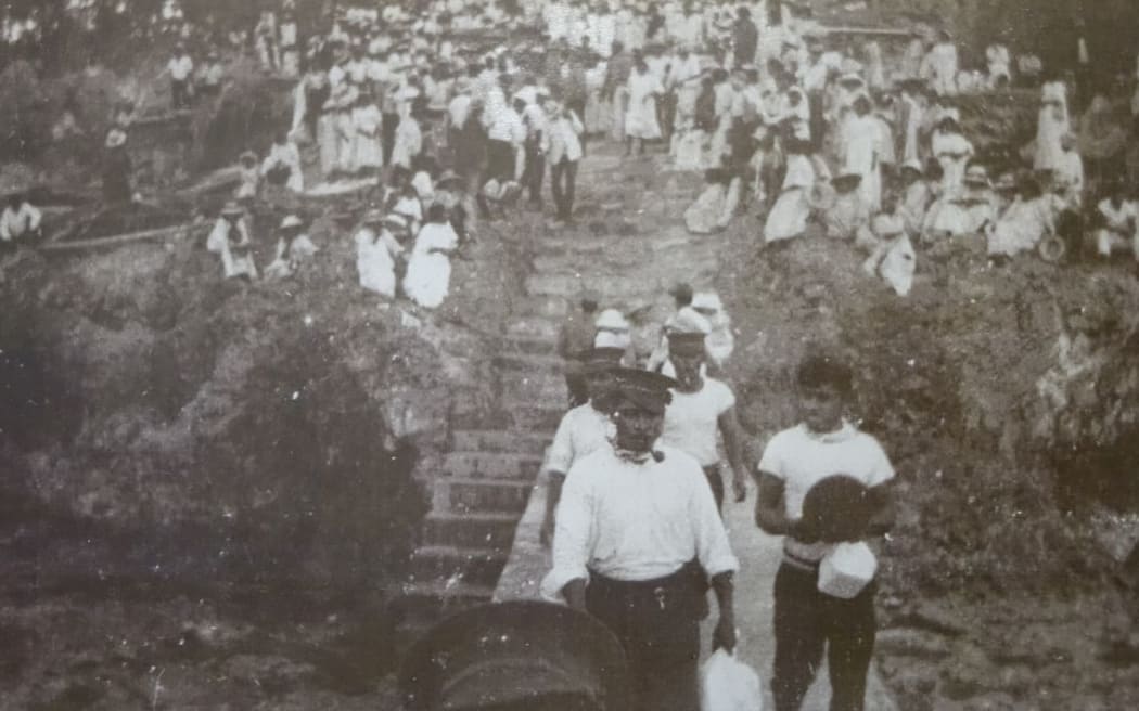 Niuean men prepare to leave Niue for WW1