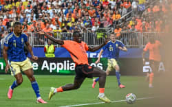 Netherlands’ forward #19 Brian Brobbey shoots and scores his team’s second goal during the 2026 World Cup Group F football match between the Netherlands and Sweden at the Houston Stadium in Houston on June 20, 2026.  (Photo by Paul ELLIS / AFP)