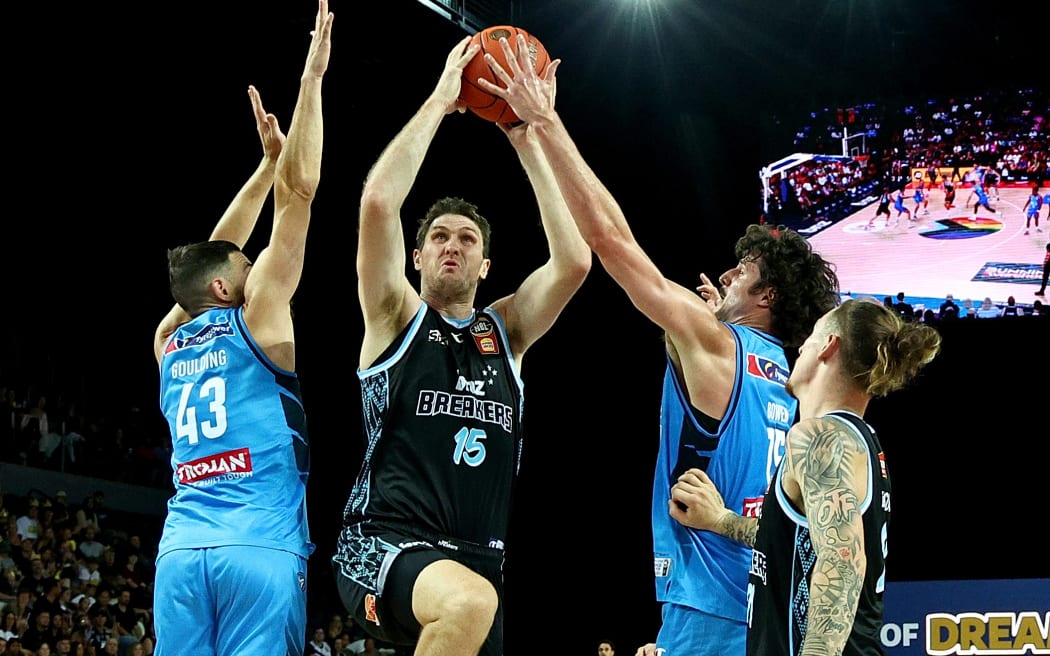 Robert Loe of the Breakers drives to the basket.