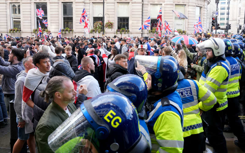 Scuffles with police as 100,000 anti-immigration protesters march in ...