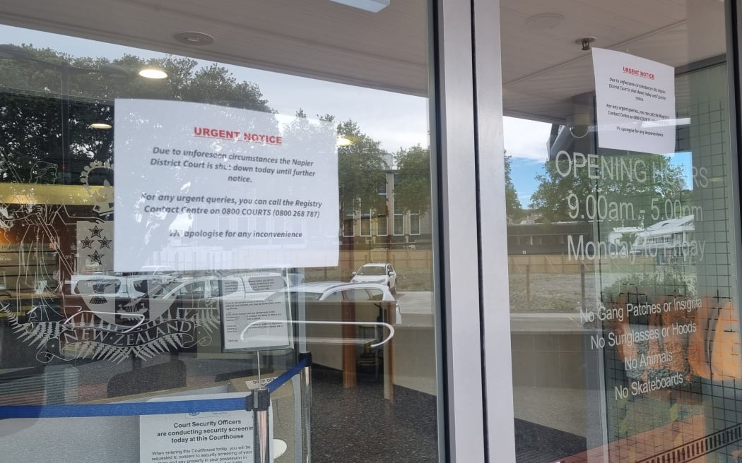 Sign about damage to Napier courthouse