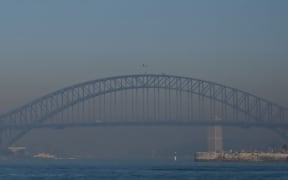 Smoke from bushfires blanket Sydney on November 19, 2019. - Sydney woke up to a thick blanket of smoke as New South Wales warns residents of the dangers amid severe fire dangers and hot, windy weather.