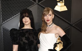 LOS ANGELES, CALIFORNIA - FEBRUARY 04: (FOR EDITORIAL USE ONLY) (L-R) Lana Del Rey and Taylor Swift attend the 66th GRAMMY Awards at Crypto.com Arena on February 04, 2024 in Los Angeles, California.   Frazer Harrison/Getty Images/AFP (Photo by Frazer Harrison / GETTY IMAGES NORTH AMERICA / Getty Images via AFP)
