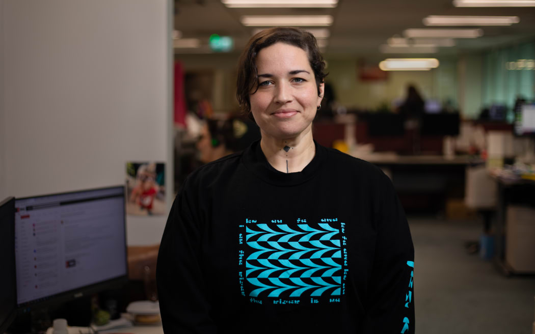 Music 101 producer Jana wears a Jen Cloher "KO AU TE AWA" longsleeve t-shirt, designed by Hinenuitehoha / Kahu Kutia (Ngāi Tūhoe). Inspired by the kōrero and whakapapa of taonga from Te Tai Tokerau.