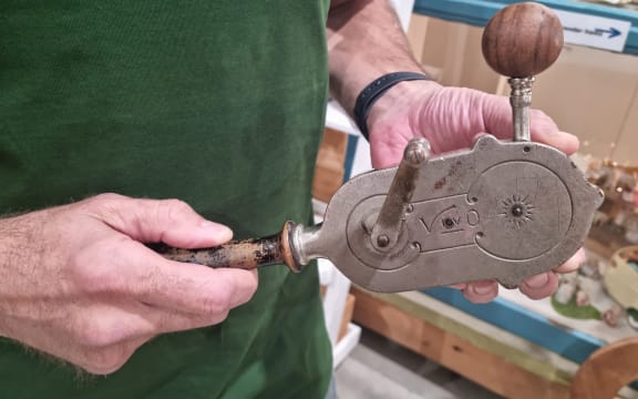 The mechanical device with a hand held crank