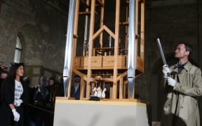 05 September 2020, Saxony-Anhalt, Halberstadt: Soprano Johanna Vargas (l) and composer Julian Lembke (r) use the organ pipes.