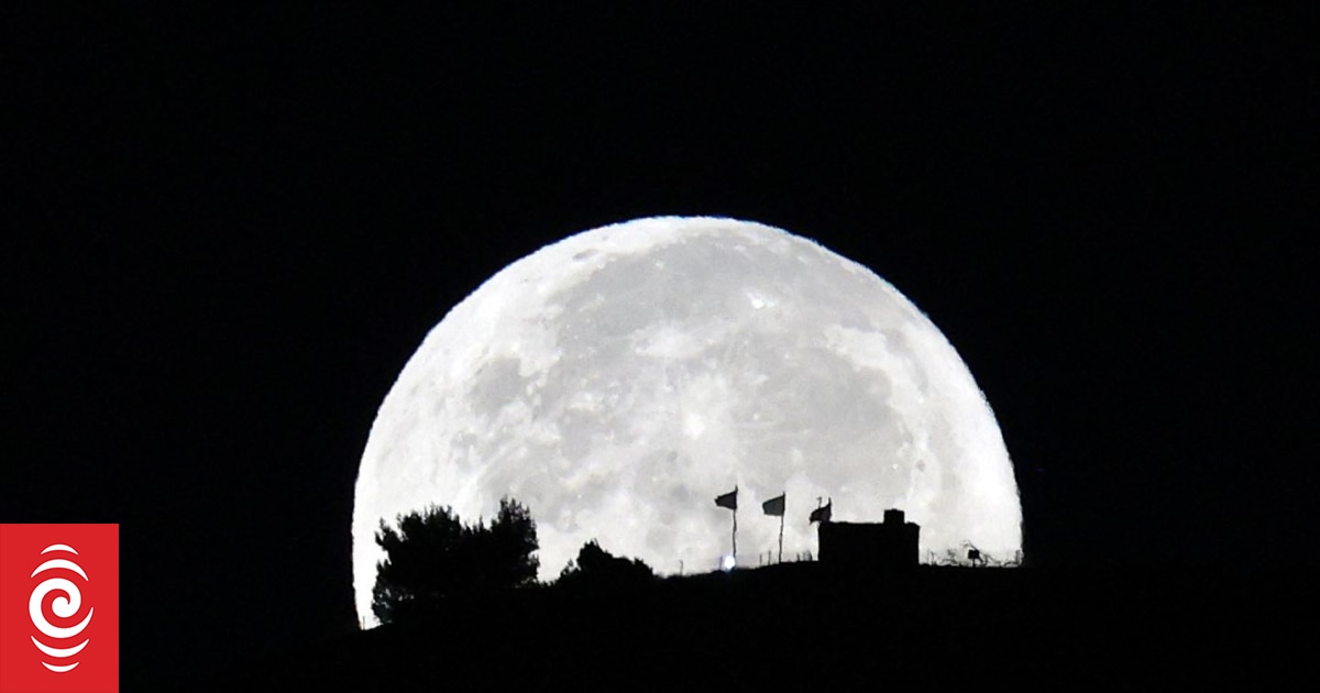 Super blue moon Best ways to view and snap tonight's lunar wonder across New Zealand RNZ News