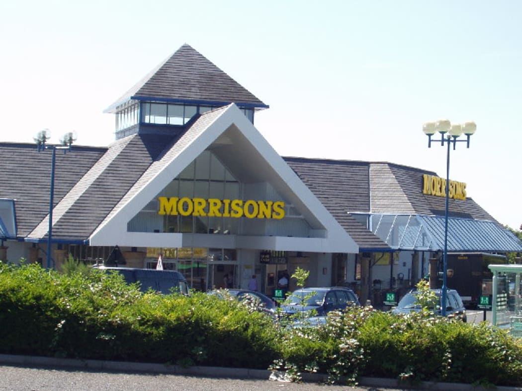 Supermarket chain Morrisons will meet farming industry leaders to discuss the price row.