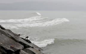 Waves are seen during a tsunami warning on the coast of Callao, Metropolitan Lima, Peru on July 30, 2025. Peru closed 65 of its 121 Pacific ports as a tsunami alert was issued on July 30, 2025 following a massive 8.8-magnitude earthquake off the east coast of Russia. (Photo by Connie FRANCE / AFP)