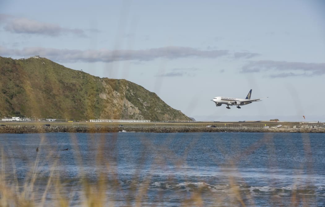 Wellington Airport - Singapore Airlines plane landing
