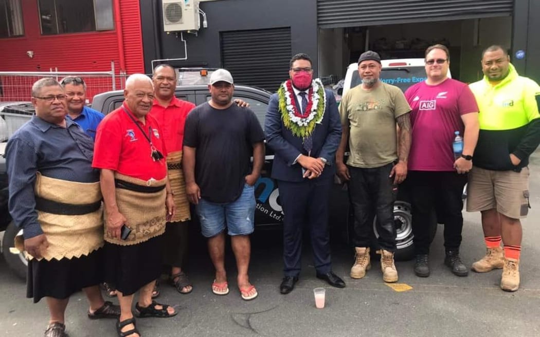 Lord Fakafanua with the Tongan men who have been volunteering to load the containers destined for Tonga