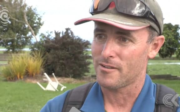 Farmers rush to protect stock from flooding