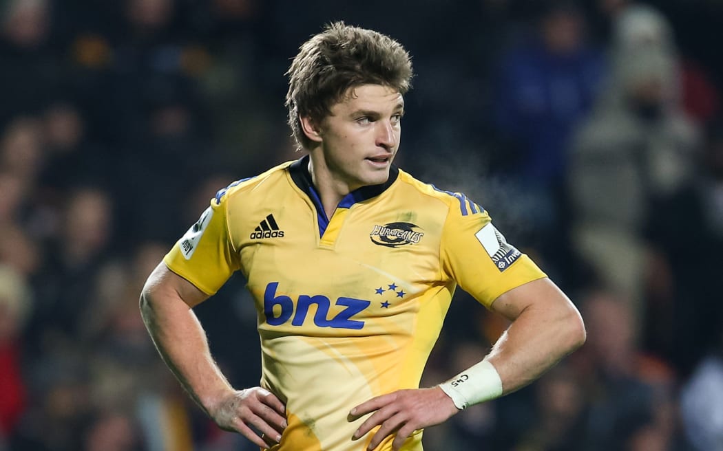Beauden Barrett staying with Hurricanes.