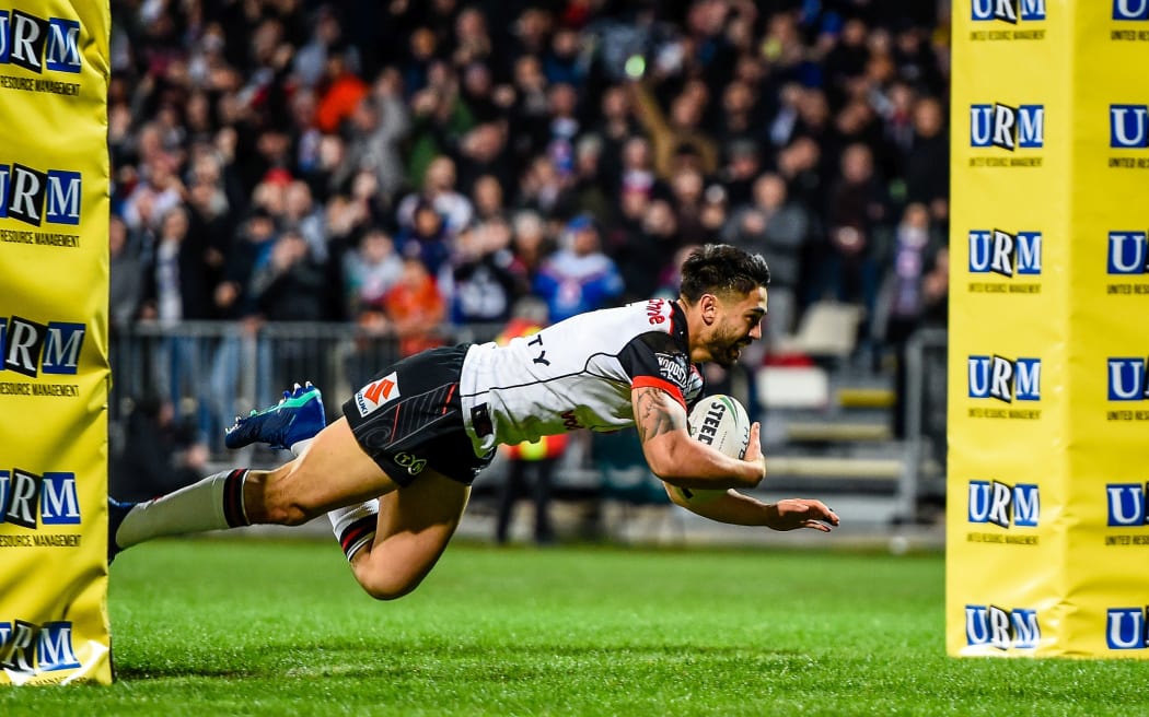 Warrior's halfback Shaun Johnson scoring a try against Manly