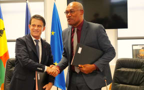 French Minister for Overseas Manuel Valls, left, and New Caledonia President Alcide Ponga sign loan for €1 billion. 29 March 2025.